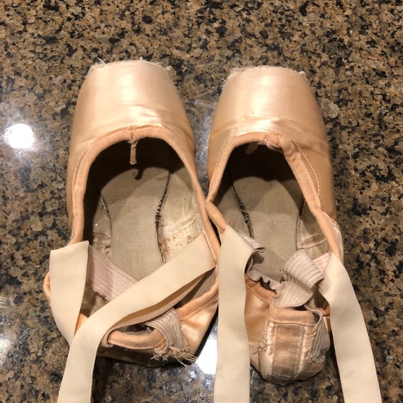 Old used pointe shoes - Picture 3 of 14